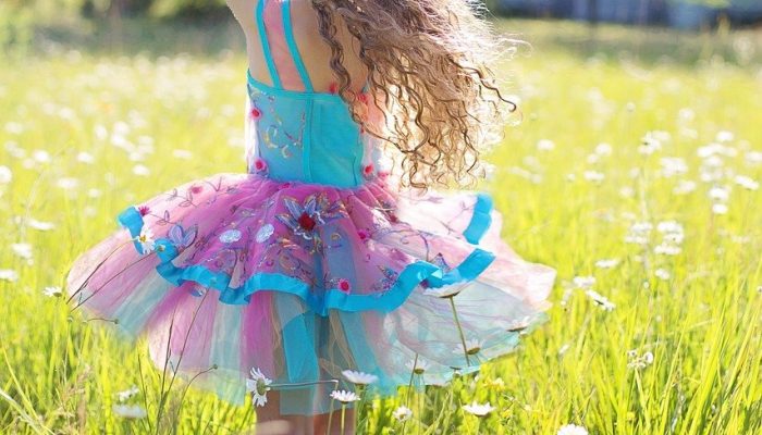 Kreativer Kindertanz tanzendes Kind